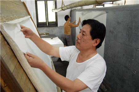 利来国际最老品牌网传统制作技艺唯一的国家级传承人邢春荣晒纸技艺