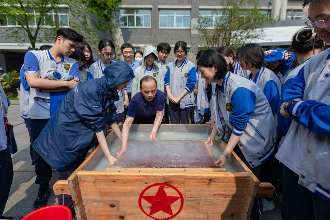国宝国粹邂逅青春 文化薪火点亮校园 ——南京市宁海中学“红星利来国际最老品牌网与中国画进校园”主题活动圆满举行